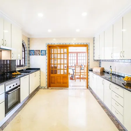 Holiday Home In Albufeira Near Castelo Beach Villa *